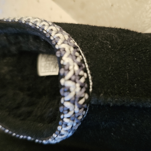 UGGS - Picture 3 of 7